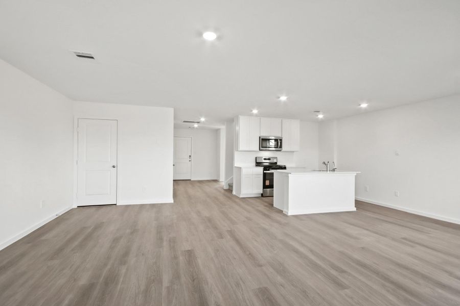 Spacious, unfurnished interior of a new home in Sunterra Lakes, Katy (Image 5).