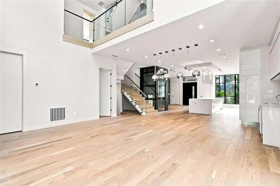 Spacious, unfurnished interior of a new home in , Atlanta (Image 19).