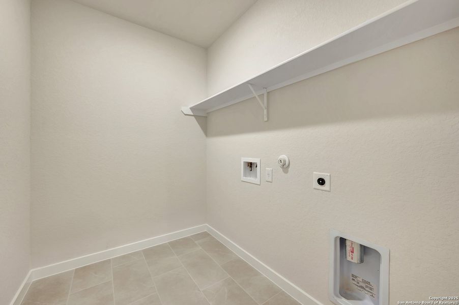 Spacious, unfurnished interior of a new home in Mayfair - Select Classic Series, New Braunfels (Image 27).