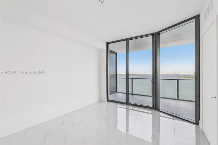 Spacious, unfurnished interior of a new home in Aria Reserve, Miami (Image 16).