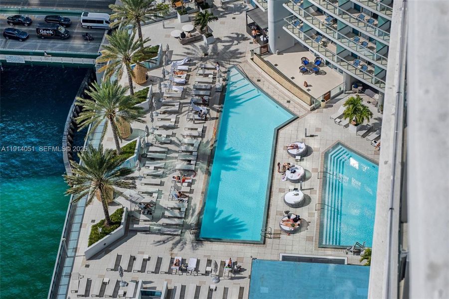 Condo located in Miami, FL showcasing its design and architecture (Image 26).