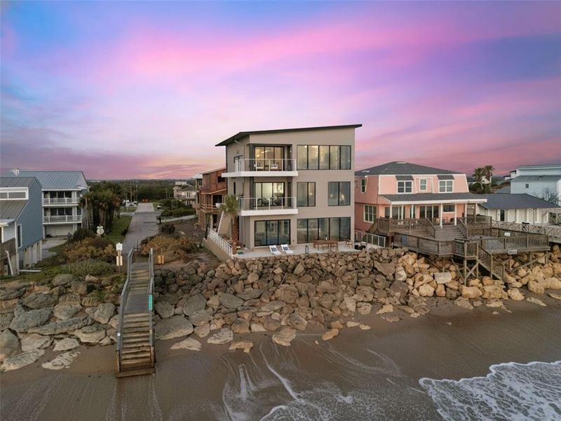 Condo located in New Smyrna Beach, FL showcasing its design and architecture (Image 5).
