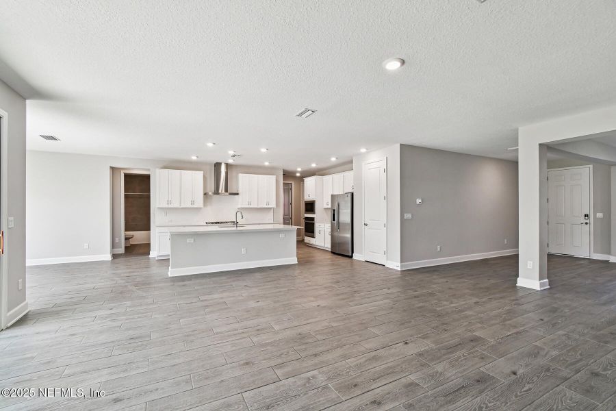 Spacious, unfurnished interior of a new home in Tributary 70', Yulee (Image 13).