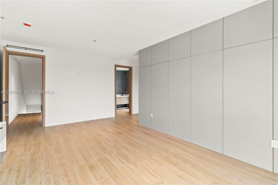 Spacious, unfurnished interior of a new home in , Miami (Image 14).