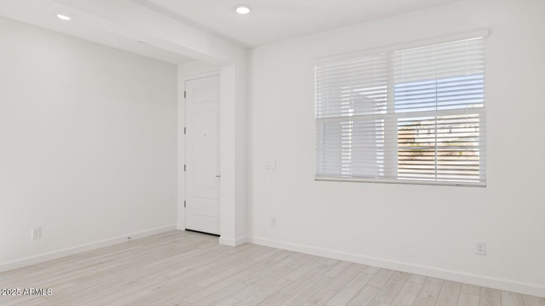 3985_Phoenician_Lot 2081_Aloravita_Peori 3985_Phoenician_Lot 2081_Aloravita_Peori