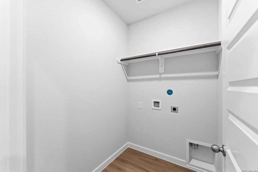 Spacious, unfurnished interior of a new home in Hickory Ridge, Elmendorf (Image 24).