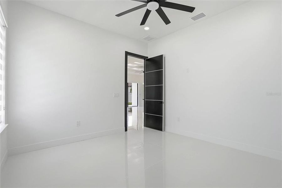 Spacious, unfurnished interior of a new home in , Tampa (Image 21).