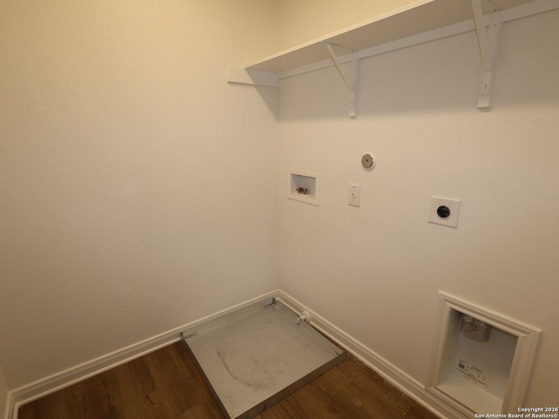 Spacious, unfurnished interior of a new home in Hunters Ranch, San Antonio (Image 25).