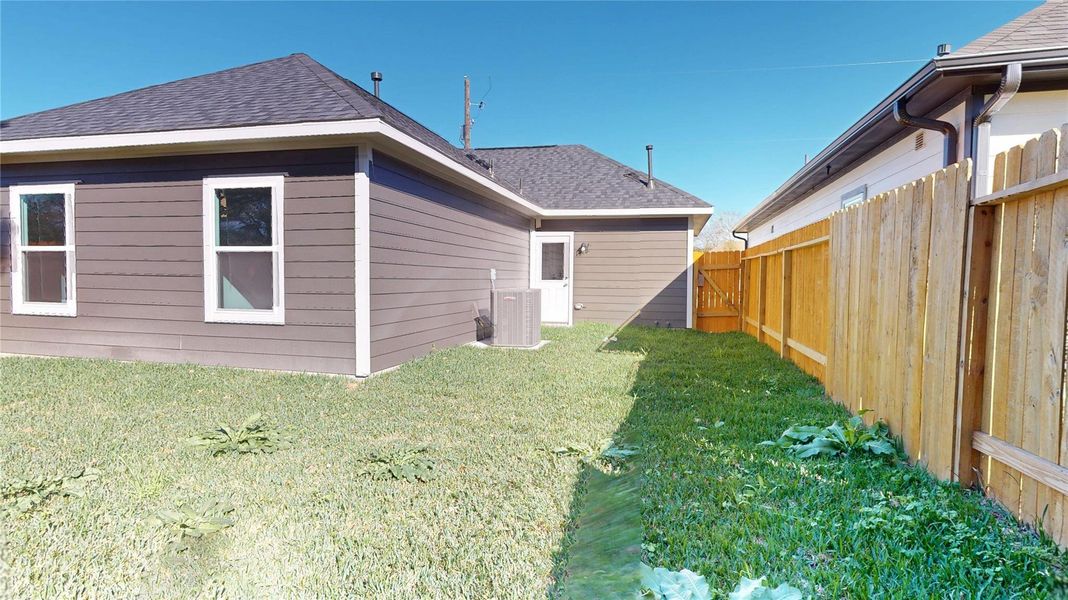 Exterior details and patio area of a home in East Gate Villas, Willis (Image 20).