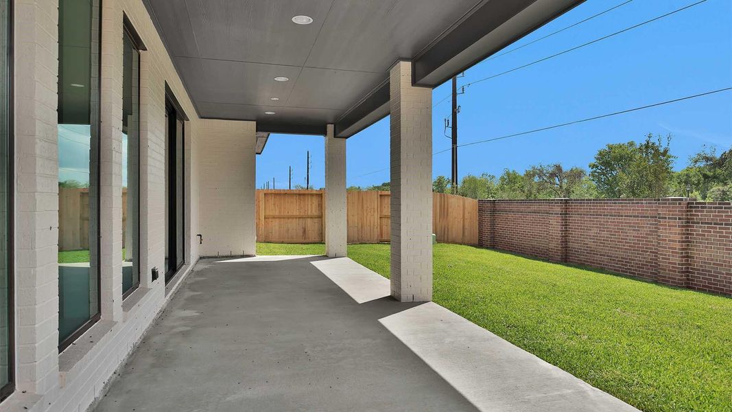 Exterior details and patio area of a home in Sienna, Missouri City (Image 3).