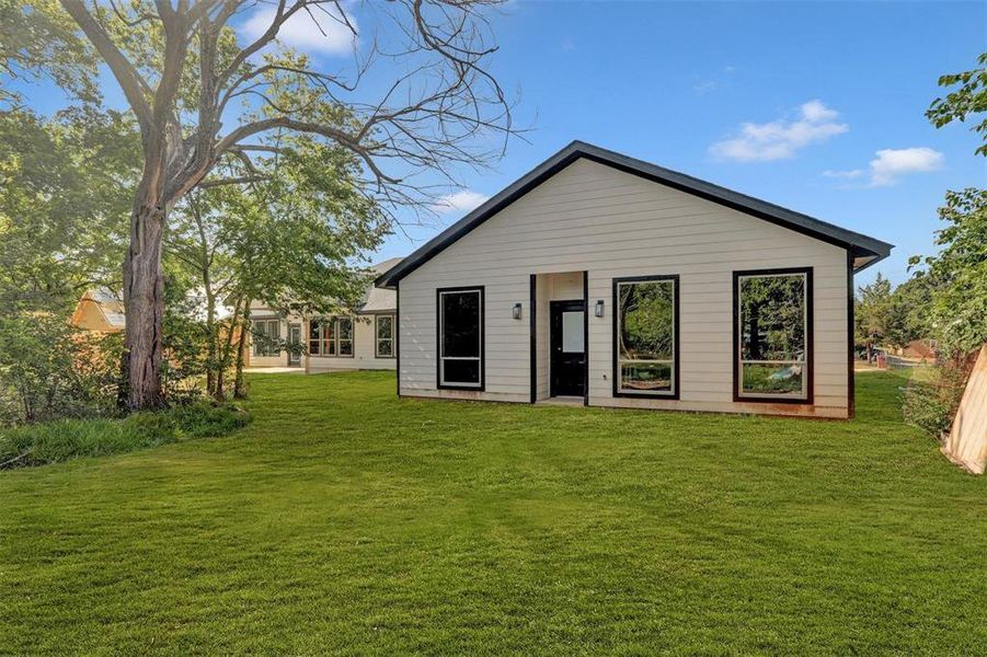 Exterior details and patio area of a home in , Denison (Image 2).