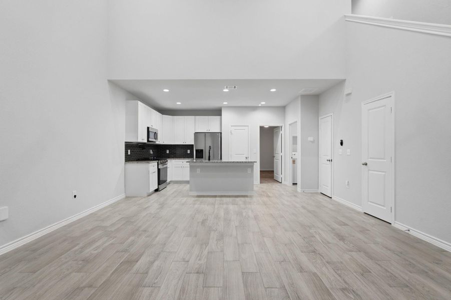 Spacious, unfurnished interior of a new home in Arrowhead Lakes, Willis (Image 14).