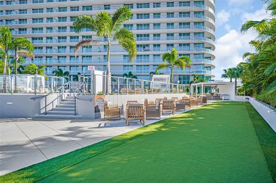 Condo located in St. Petersburg, FL showcasing its design and architecture (Image 34).