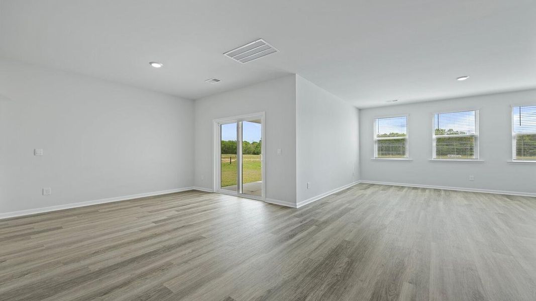 Spacious, unfurnished interior of a new home in Carolina Groves, Moncks Corner (Image 17).