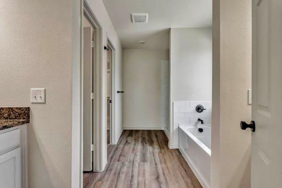 Spacious, unfurnished interior of a new home in , Fort Worth (Image 24).