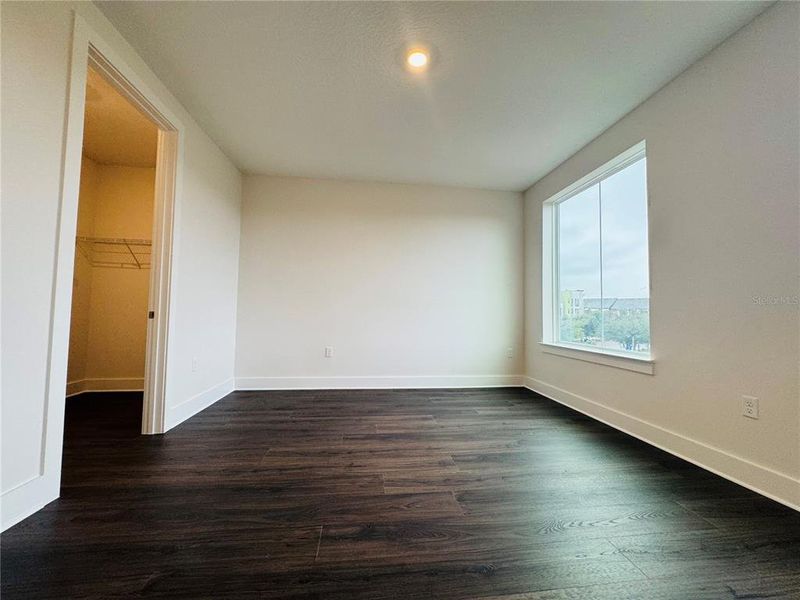 Spacious, unfurnished interior of a new home in , Oviedo (Image 27).