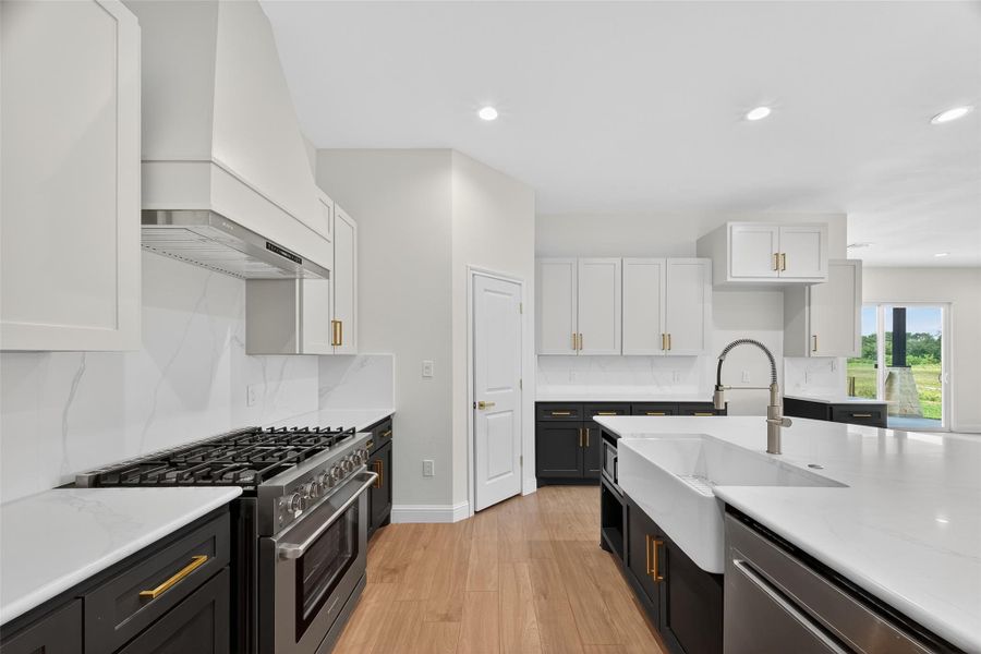 Culinary Luxury – 6-burner range and 36" hood with 900 CFM ventilation, touch panel, and perfect task lighting.