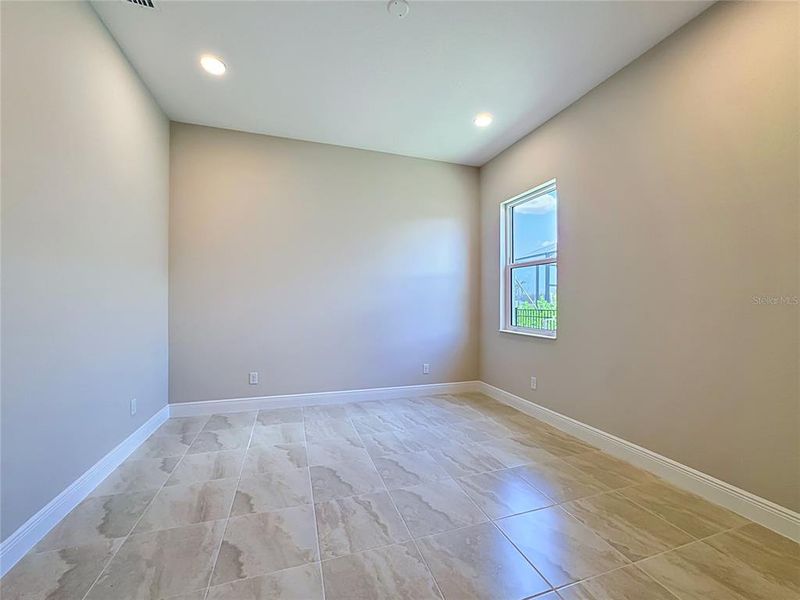 Spacious, unfurnished interior of a new home in Watercolor Place, Bradenton (Image 33).