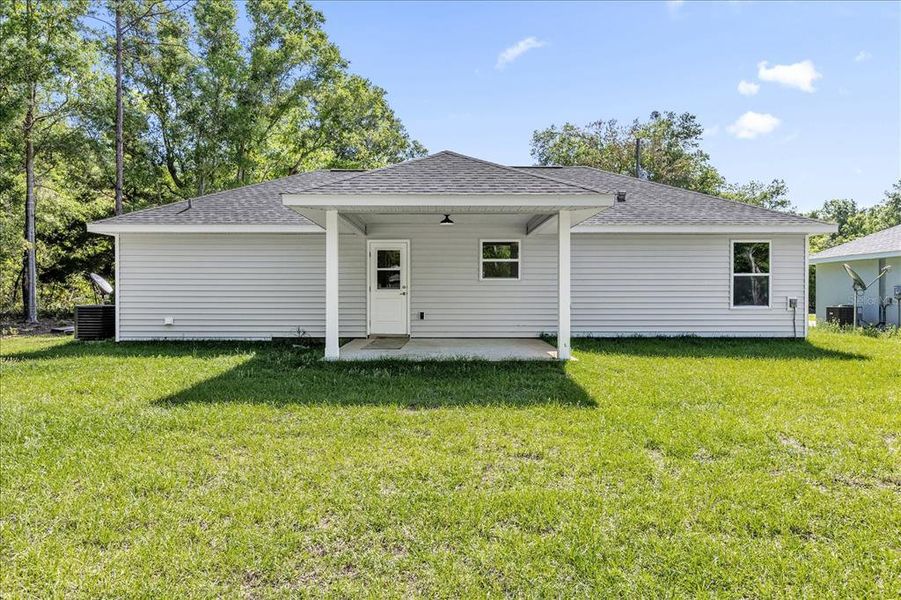 Exterior details and patio area of a home in , Dunnellon (Image 3).