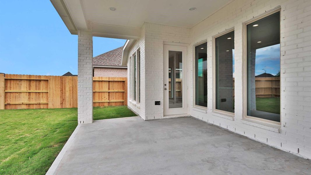 Exterior details and patio area of a home in Midline, Houston (Image 3).