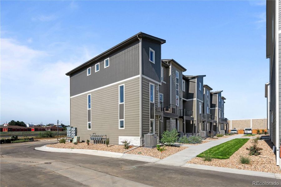 Condo located in Denver, CO showcasing its design and architecture (Image 4).