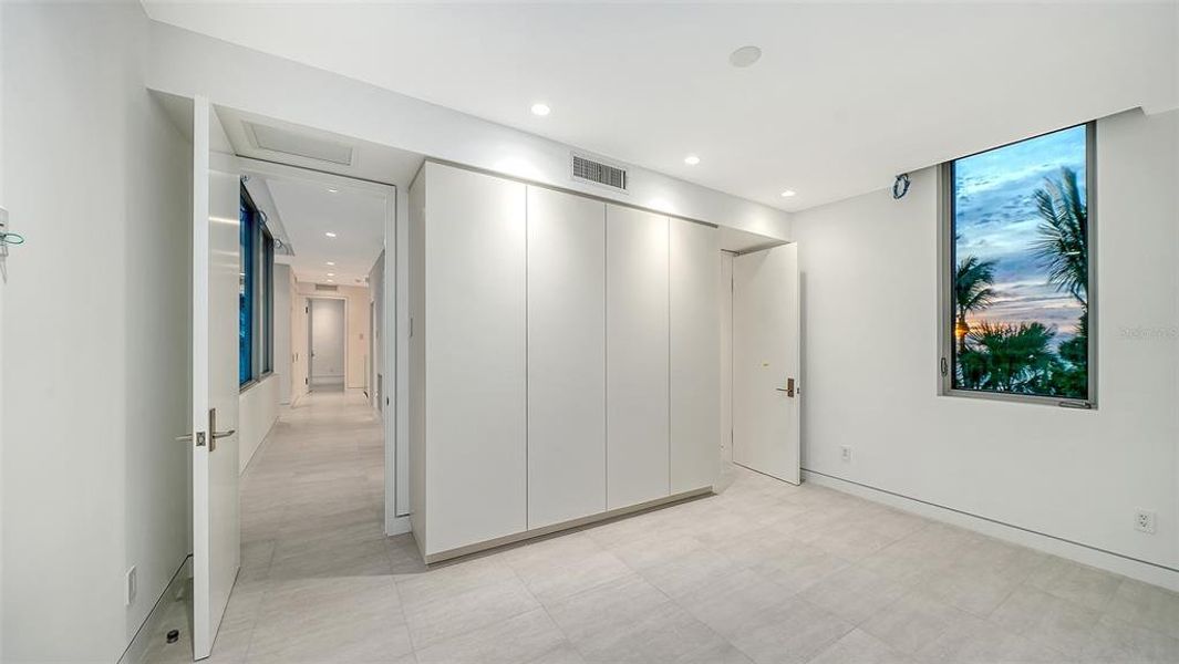 Spacious, unfurnished interior of a new home in , Longboat Key (Image 38).