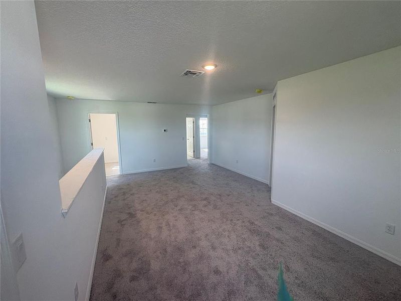 Spacious, unfurnished interior of a new home in Eagletail Landings, Howey-in-the-Hills (Image 12).