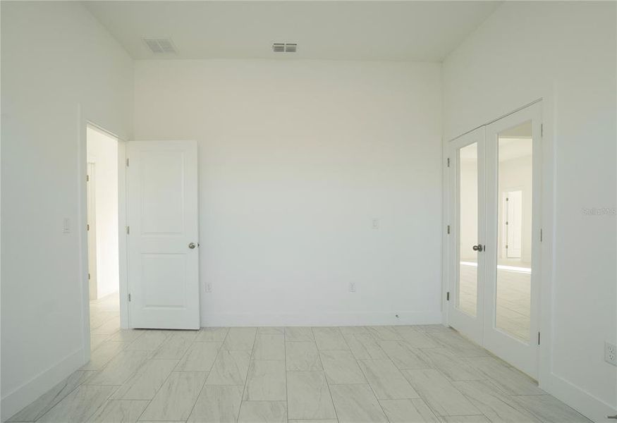 Spacious, unfurnished interior of a new home in , Placida (Image 40).