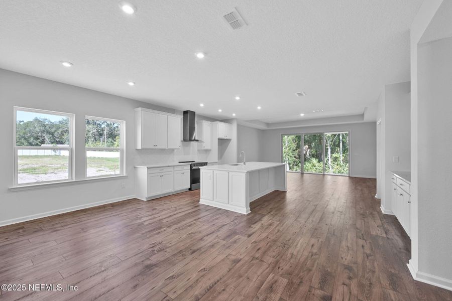 Spacious, unfurnished interior of a new home in McGirt's Creek, Yulee (Image 28).