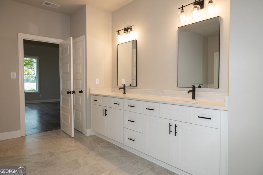 Furnished interior view inside a new home in Leverett Park, Newnan (Image 9).