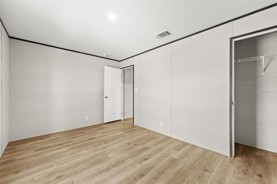 Spacious, unfurnished interior of a new home in , Bronson (Image 18).