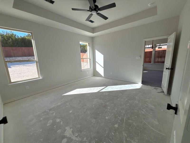 Spacious, unfurnished interior of a new home in Waterford Park, Weatherford (Image 9).