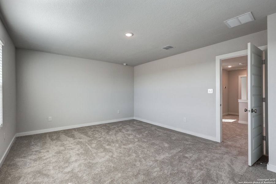 Spacious, unfurnished interior of a new home in Hacienda, San Antonio (Image 22).