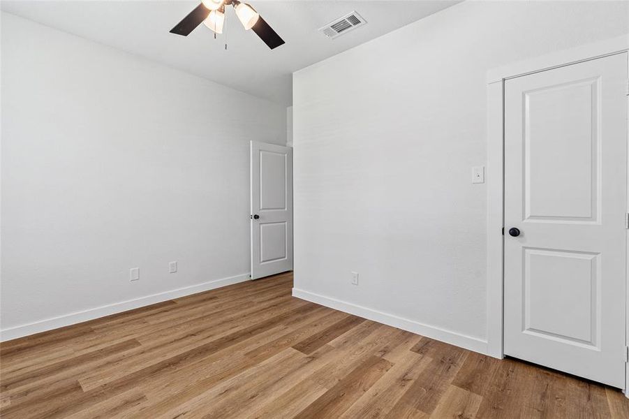 Spacious, unfurnished interior of a new home in , Celeste (Image 24).