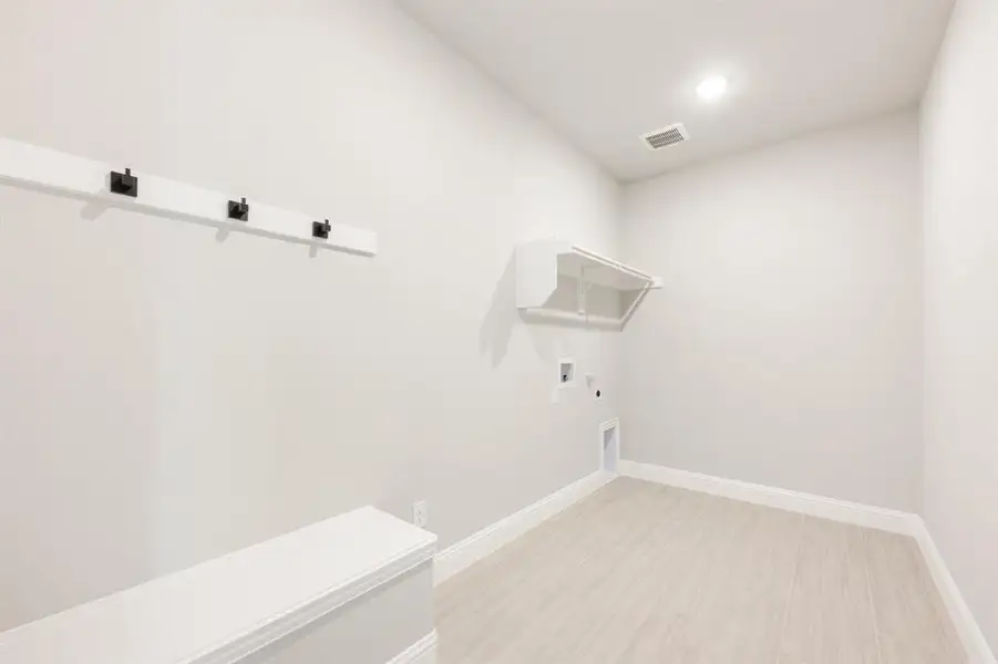 Spacious, unfurnished interior of a new home in Willow Wood, McKinney (Image 36).