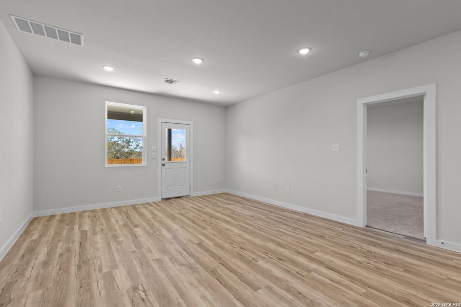 Spacious, unfurnished interior of a new home in Hacienda, San Antonio (Image 19).
