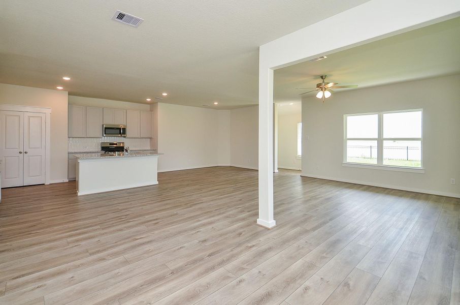 Spacious, unfurnished interior of a new home in Sunterra, Katy (Image 26).