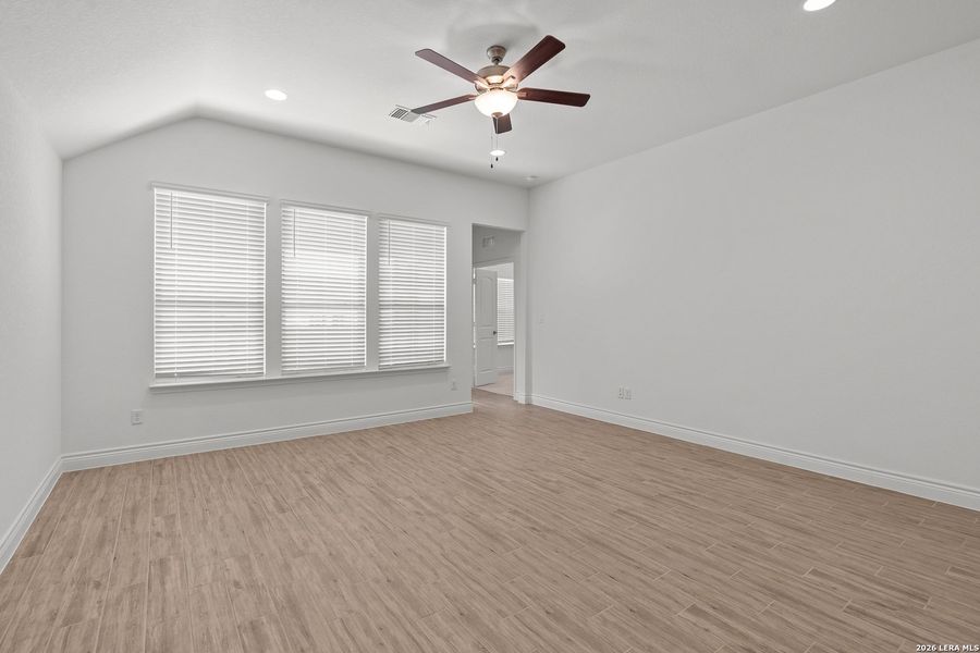 Spacious, unfurnished interior of a new home in Legacy at Lake Dunlap, New Braunfels (Image 22).