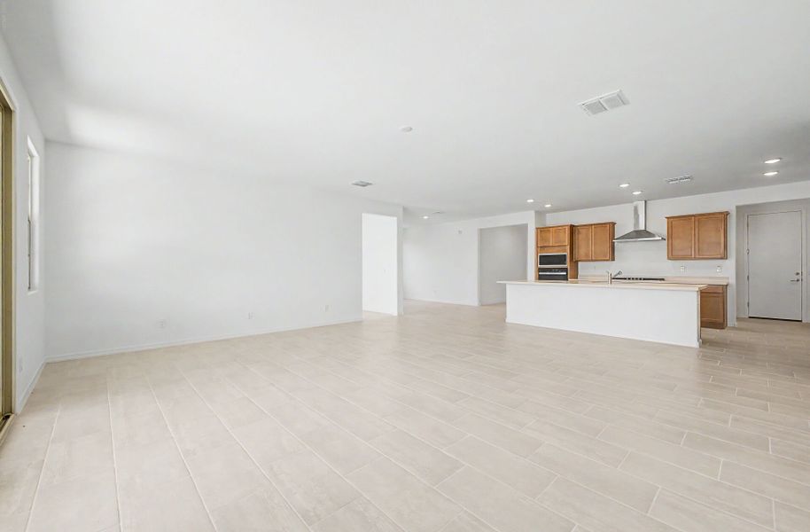 Spacious, unfurnished interior of a new home in Las Ventanas, Goodyear (Image 5).
