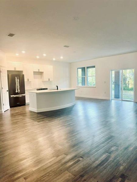 Spacious, unfurnished interior of a new home in , Frostproof (Image 10).