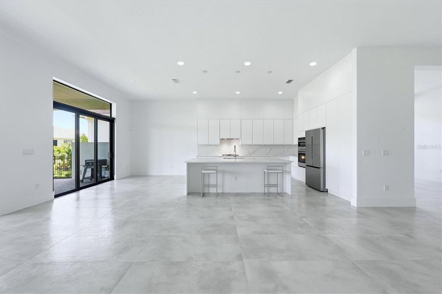 Spacious, unfurnished interior of a new home in , Sarasota (Image 23).