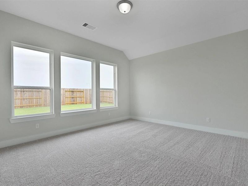 Spacious, unfurnished interior of a new home in Lago Mar, Texas City (Image 31).
