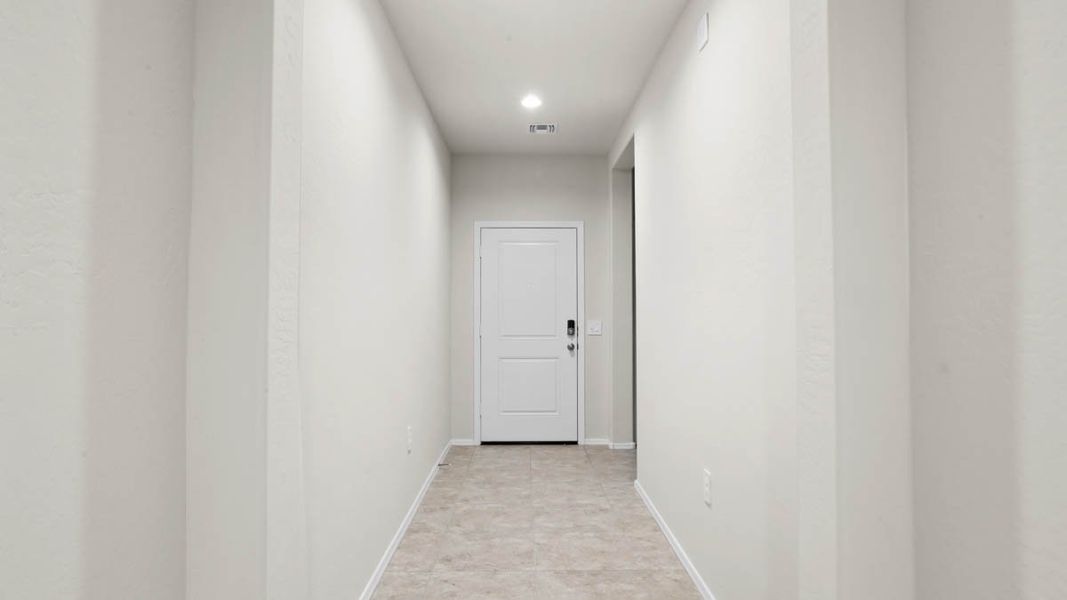 Spacious, unfurnished interior of a new home in Rio Rancho Estates, Wittmann (Image 10).