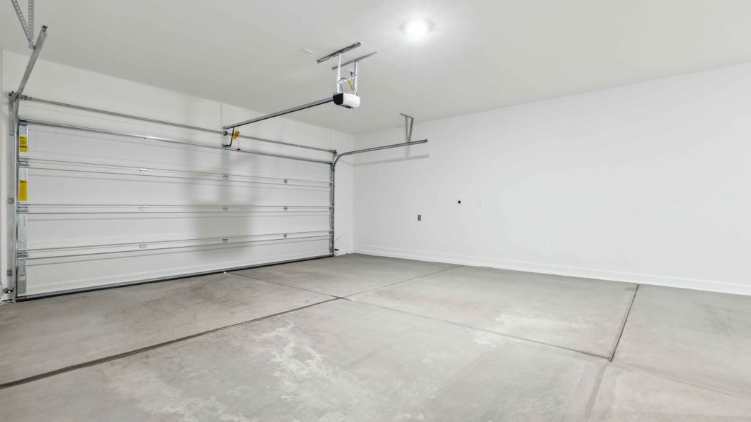 Spacious, unfurnished interior of a new home in Entrada Del Oro, Gold Canyon (Image 28).