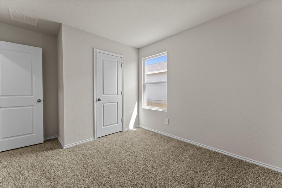 Spacious, unfurnished interior of a new home in Ladera, Luling (Image 15).