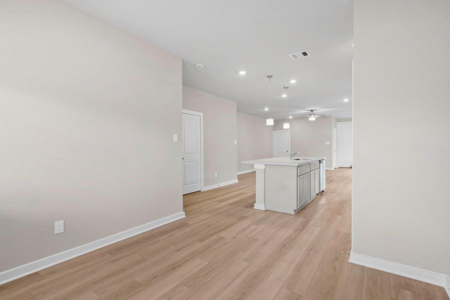 Spacious, unfurnished interior of a new home in Laurel Landing 40', Alvin (Image 15).