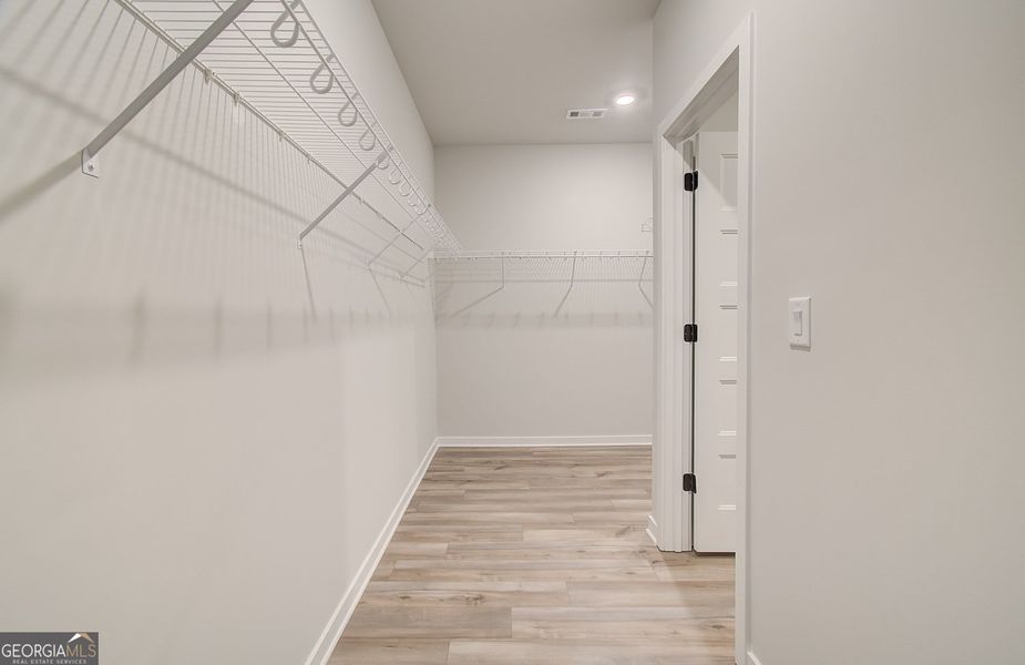 Spacious, unfurnished interior of a new home in Ponderosa Farms Reserve, Gainesville (Image 39).