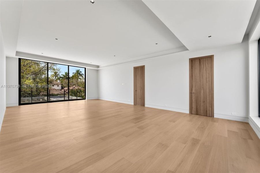 Spacious, unfurnished interior of a new home in , Miami (Image 10).