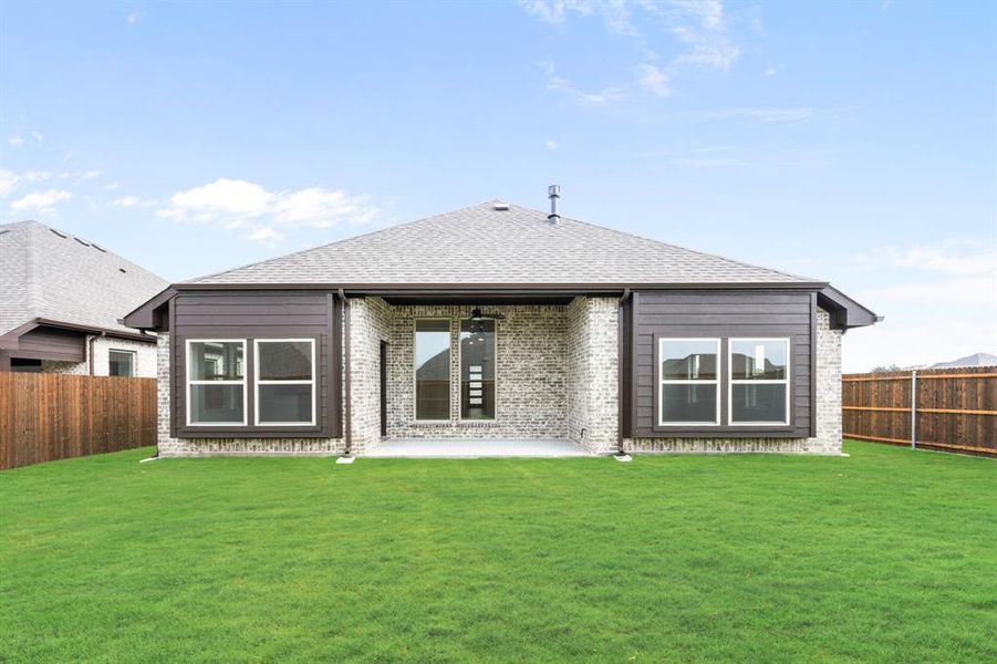 Exterior details and patio area of a home in Addison Hills, Cedar Hill (Image 27).