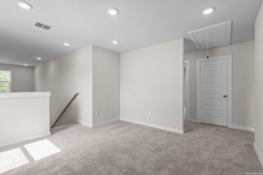 Spacious, unfurnished interior of a new home in Spring Creek, San Antonio (Image 19).